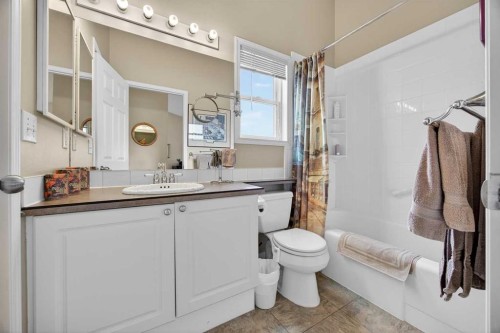 466 Douglas Glen Boulevard Se, Calgary, AB - Indoor Photo Showing Bathroom