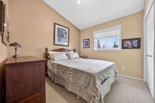 466 Douglas Glen Boulevard Se, Calgary, AB - Indoor Photo Showing Bedroom