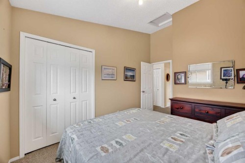 466 Douglas Glen Boulevard Se, Calgary, AB - Indoor Photo Showing Bedroom