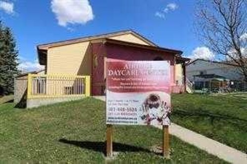 8 Meadow Place Se, Airdrie, AB - Outdoor