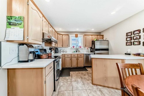 8 Meadow Place Se, Airdrie, AB - Indoor Photo Showing Kitchen
