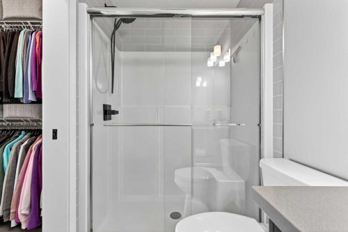 401-150 Shawnee Square Sw, Calgary, AB - Indoor Photo Showing Bathroom