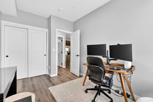 401-150 Shawnee Square Sw, Calgary, AB - Indoor Photo Showing Office
