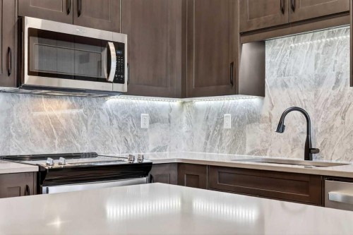 401-150 Shawnee Square Sw, Calgary, AB - Indoor Photo Showing Kitchen