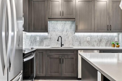 401-150 Shawnee Square Sw, Calgary, AB - Indoor Photo Showing Kitchen With Upgraded Kitchen