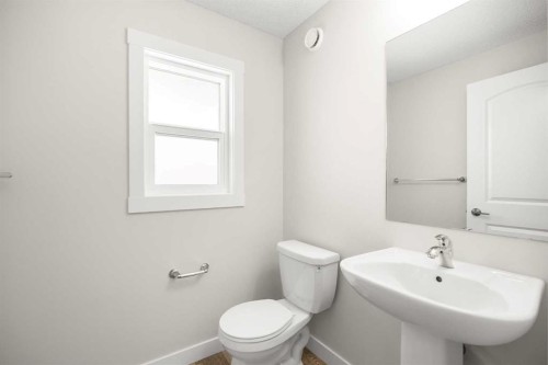 507 Lucas Boulevard Nw, Calgary, AB - Indoor Photo Showing Bathroom