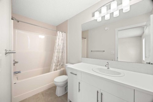 507 Lucas Boulevard Nw, Calgary, AB - Indoor Photo Showing Bathroom