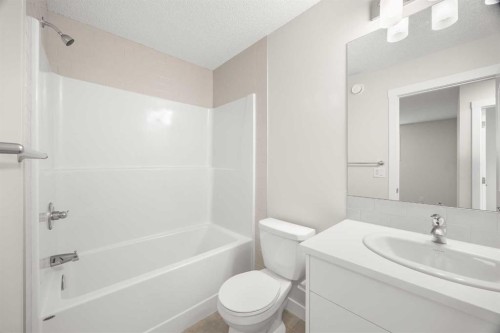 507 Lucas Boulevard Nw, Calgary, AB - Indoor Photo Showing Bathroom