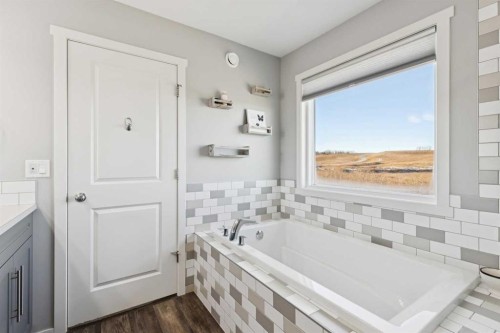 57 Crestridge Bay Sw, Calgary, AB - Indoor Photo Showing Bathroom