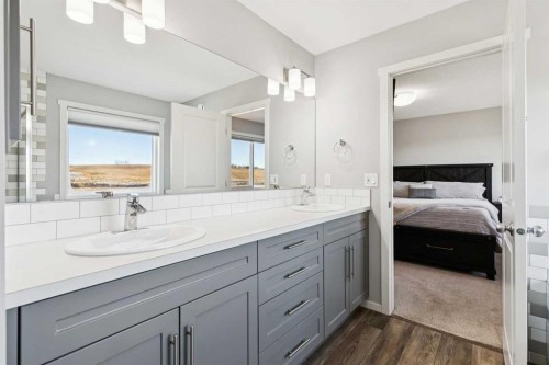 57 Crestridge Bay Sw, Calgary, AB - Indoor Photo Showing Bathroom