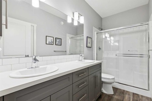 57 Crestridge Bay Sw, Calgary, AB - Indoor Photo Showing Bathroom