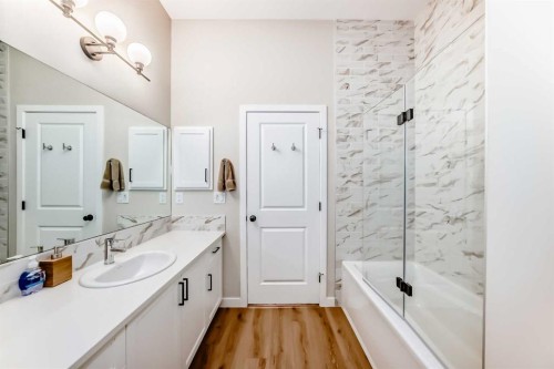146 Highview Gate Se, Airdrie, AB - Indoor Photo Showing Bathroom
