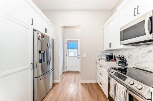 146 Highview Gate Se, Airdrie, AB - Indoor Photo Showing Kitchen