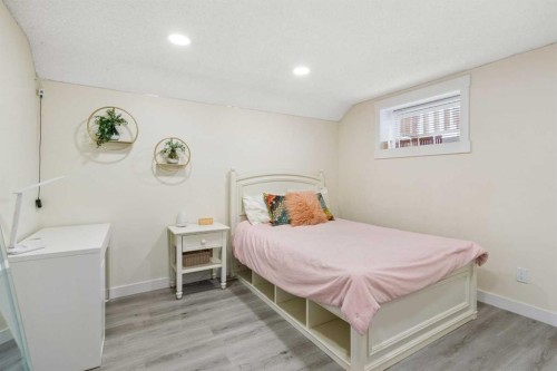 220 Macewan Glen Place Nw, Calgary, AB - Indoor Photo Showing Bedroom