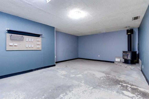 21 Mountain Circle Se, Airdrie, AB - Indoor Photo Showing Other Room