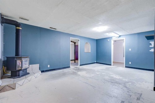 21 Mountain Circle Se, Airdrie, AB - Indoor Photo Showing Other Room