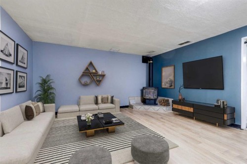 21 Mountain Circle Se, Airdrie, AB - Indoor Photo Showing Living Room