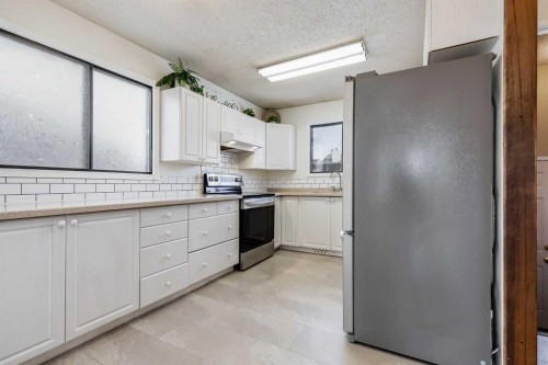 21 Mountain Circle Se, Airdrie, AB - Indoor Photo Showing Kitchen