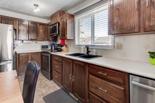 4 Cedargrove Way Sw, Calgary, AB - Indoor Photo Showing Kitchen With Double Sink