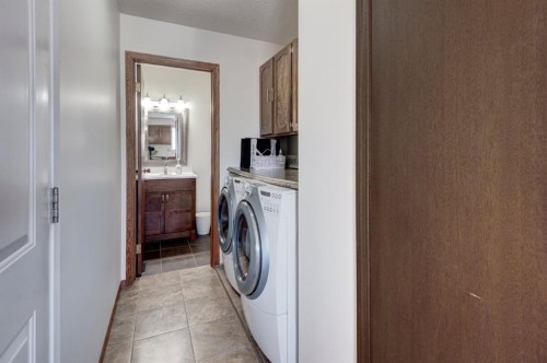 4 Cedargrove Way Sw, Calgary, AB - Indoor Photo Showing Laundry Room