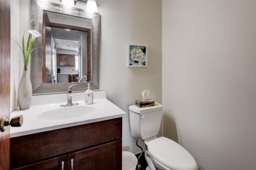 4 Cedargrove Way Sw, Calgary, AB - Indoor Photo Showing Bathroom