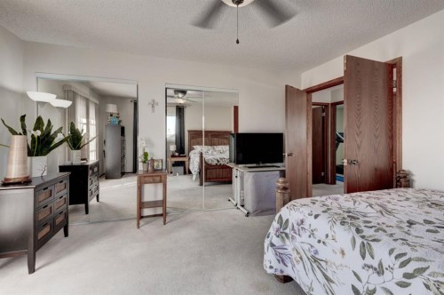 4 Cedargrove Way Sw, Calgary, AB - Indoor Photo Showing Bedroom