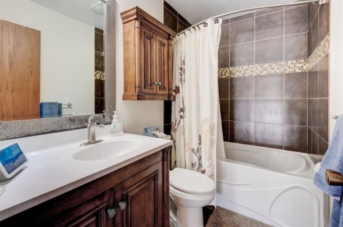 4 Cedargrove Way Sw, Calgary, AB - Indoor Photo Showing Bathroom