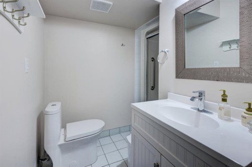 4 Cedargrove Way Sw, Calgary, AB - Indoor Photo Showing Bathroom