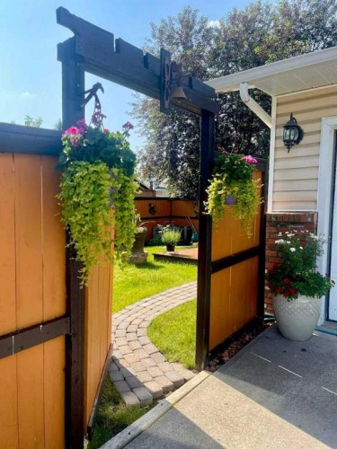 4 Cedargrove Way Sw, Calgary, AB - Outdoor