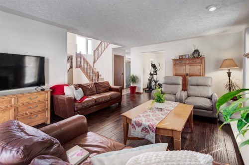 4 Cedargrove Way Sw, Calgary, AB - Indoor Photo Showing Living Room