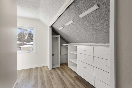 928 18A Street Ne, Calgary, AB - Indoor Photo Showing Other Room