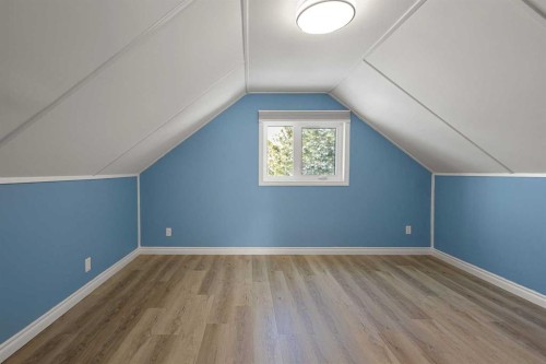 928 18A Street Ne, Calgary, AB - Indoor Photo Showing Other Room