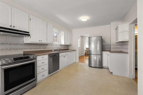 928 18A Street Ne, Calgary, AB - Indoor Photo Showing Kitchen With Double Sink