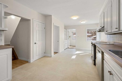 928 18A Street Ne, Calgary, AB - Indoor Photo Showing Kitchen