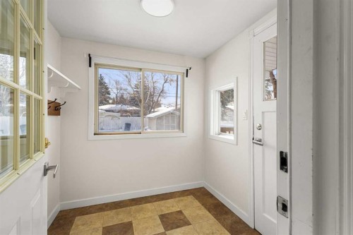 928 18A Street Ne, Calgary, AB - Indoor Photo Showing Other Room