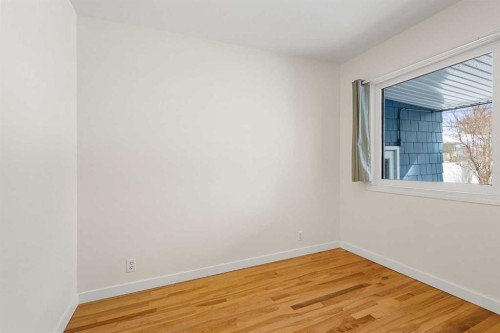 928 18A Street Ne, Calgary, AB - Indoor Photo Showing Other Room