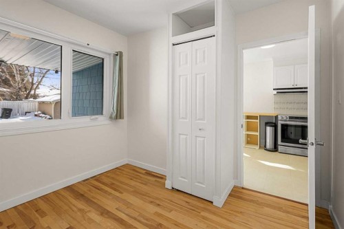 928 18A Street Ne, Calgary, AB - Indoor Photo Showing Other Room