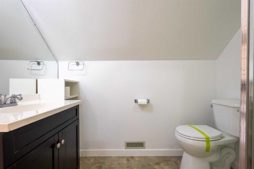 928 18A Street Ne, Calgary, AB - Indoor Photo Showing Bathroom