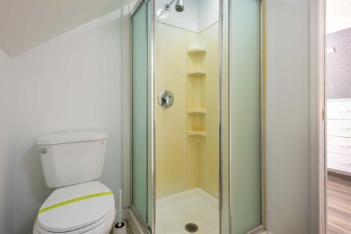 928 18A Street Ne, Calgary, AB - Indoor Photo Showing Bathroom