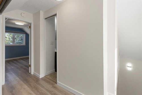 928 18A Street Ne, Calgary, AB - Indoor Photo Showing Other Room