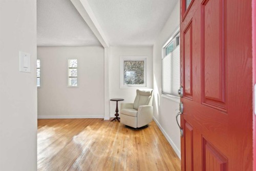 928 18A Street Ne, Calgary, AB - Indoor Photo Showing Other Room