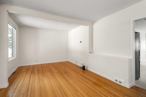 928 18A Street Ne, Calgary, AB - Indoor Photo Showing Other Room