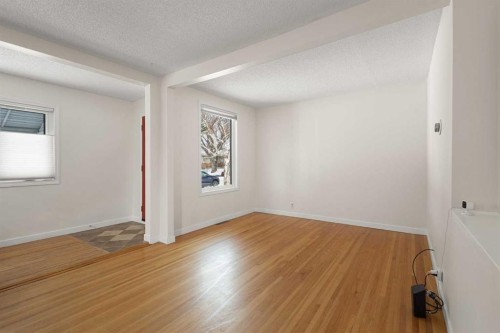 928 18A Street Ne, Calgary, AB - Indoor Photo Showing Other Room