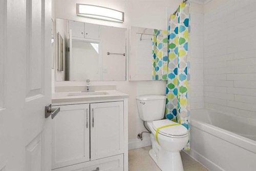 928 18A Street Ne, Calgary, AB - Indoor Photo Showing Bathroom