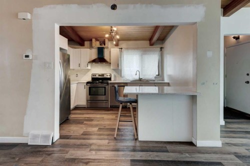 717 67 Avenue Sw, Calgary, AB - Indoor Photo Showing Kitchen