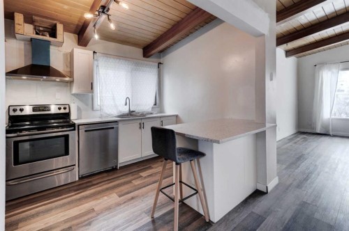 717 67 Avenue Sw, Calgary, AB - Indoor Photo Showing Kitchen