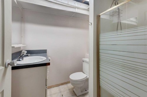 717 67 Avenue Sw, Calgary, AB - Indoor Photo Showing Bathroom