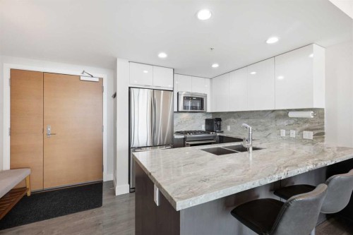 1606-519 Riverfront Avenue Se, Calgary, AB - Indoor Photo Showing Kitchen With Double Sink With Upgraded Kitchen
