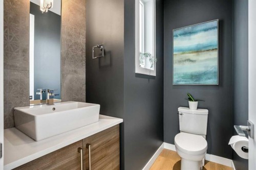 2136 53 Avenue Sw, Calgary, AB - Indoor Photo Showing Bathroom