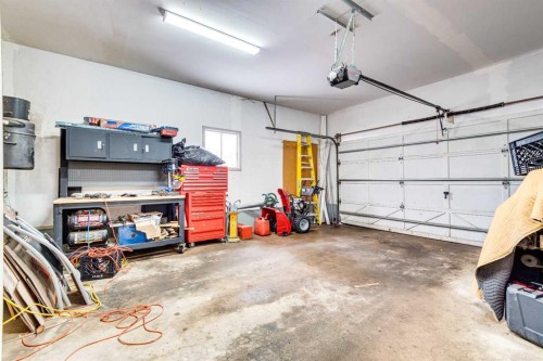 133 6 Avenue Se, Three Hills, AB - Indoor Photo Showing Garage